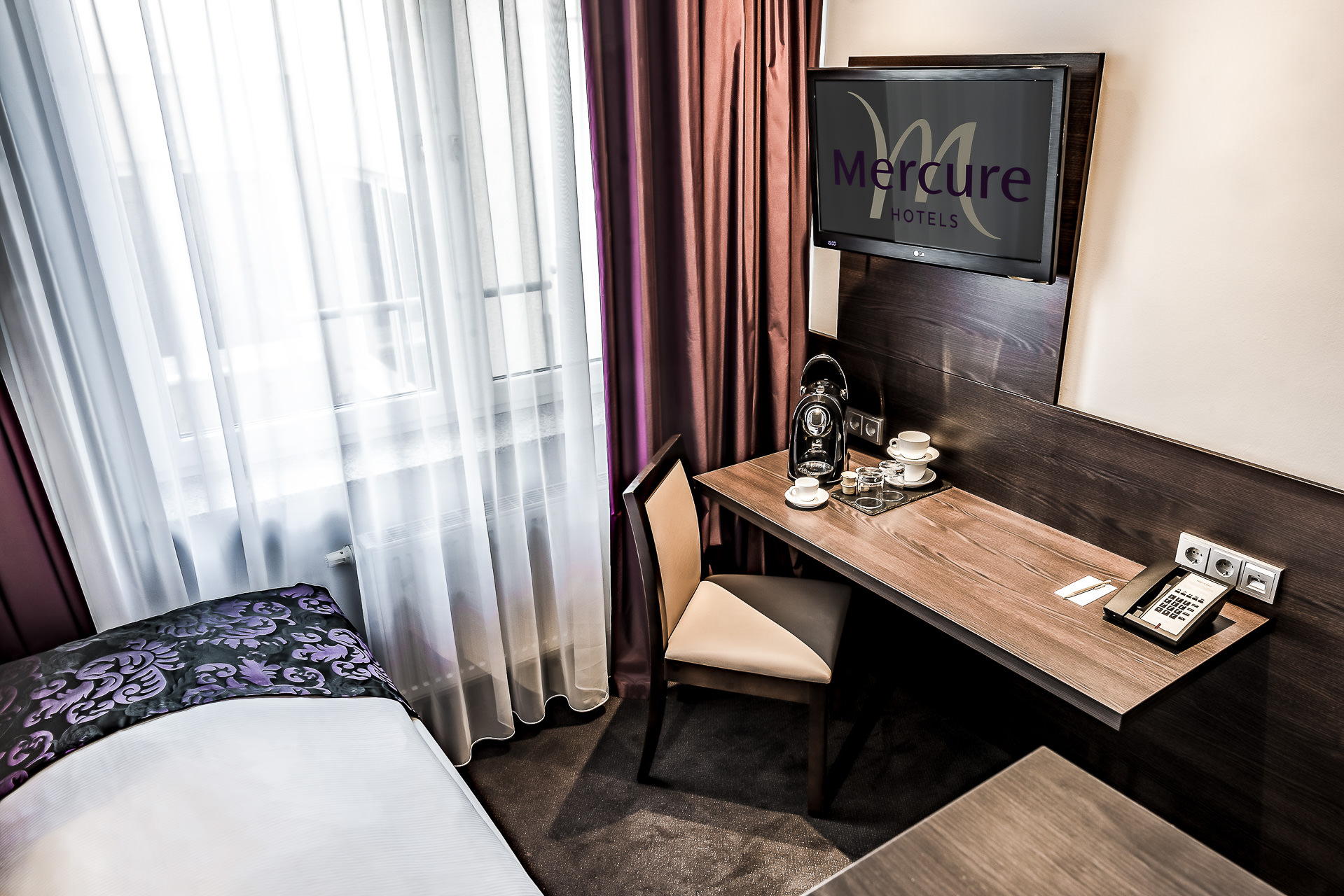 Mercure Hotel Frankfurt City Messe - Arbeitsplatz mit TFT-TV und eigener Kaffeemaschine